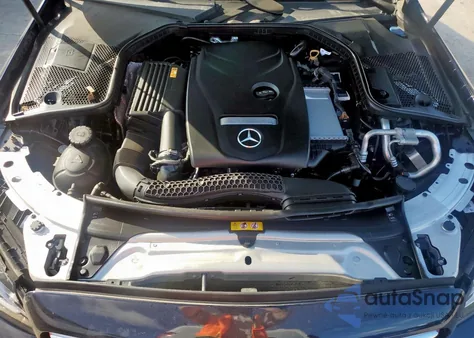 2017 Mercedes-Benz C 300 z USA, uszkodzony, nr VIN 55SWF4JB3HU232183